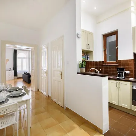 Spacious & Serene Downtown With Free Parking * Budapest