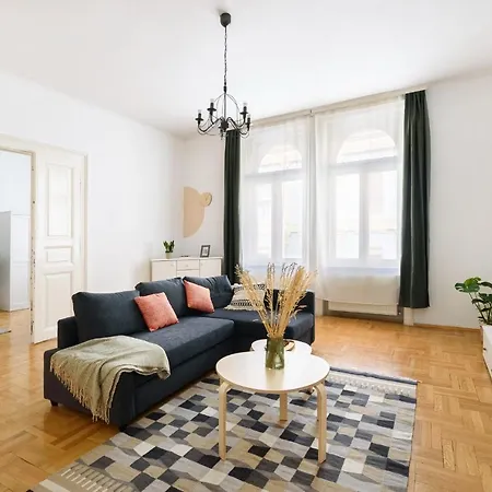 Spacious & Serene Downtown With Free Parking Lejlighed