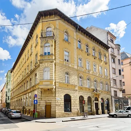 Spacious & Serene Downtown With Free Parking