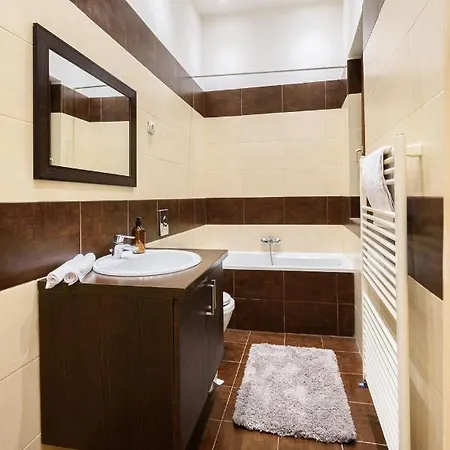 Spacious & Serene Downtown With Free Parking