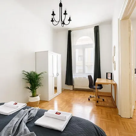 Spacious & Serene Downtown With Free Parking Budapest