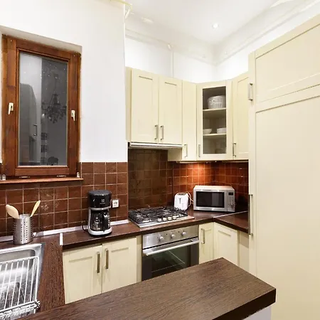 Spacious & Serene Downtown With Free Parking *