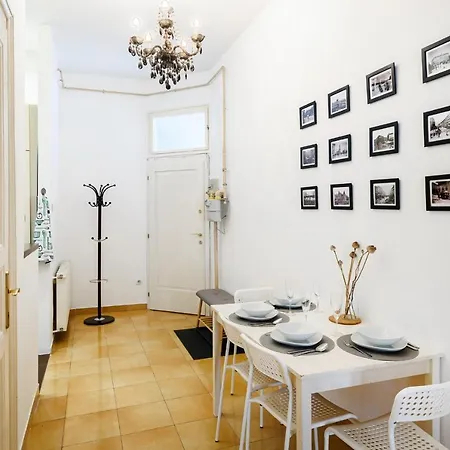 Spacious & Serene Downtown With Free Parking Appartement Budapest