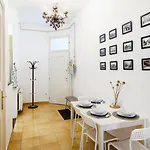 Spacious & Serene Downtown With Free Parking Apartament Budapesta