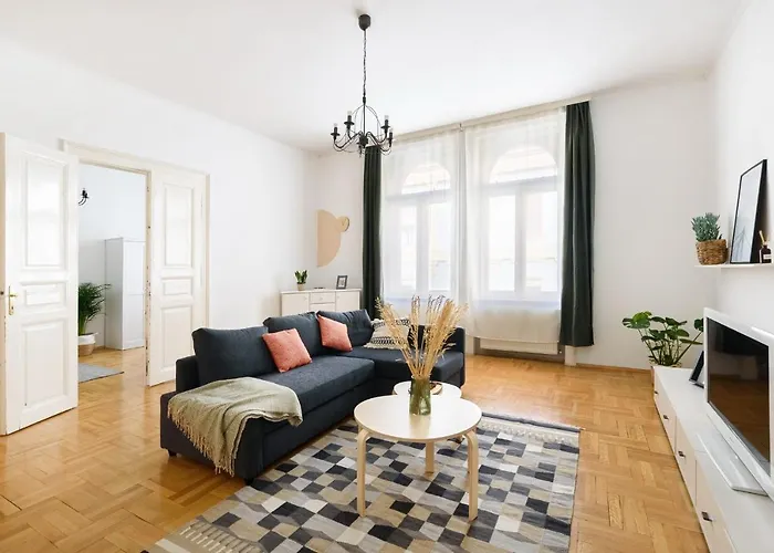 Spacious & Serene Downtown With Free Parking Daire